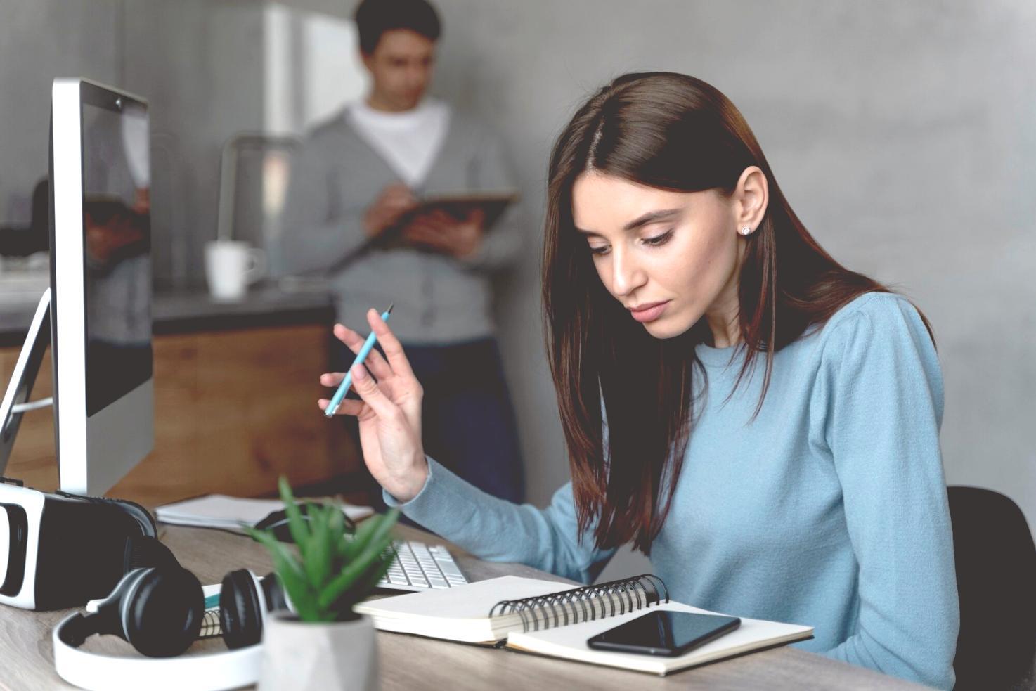 Reunión de análisis financiero con gráficos y documentos