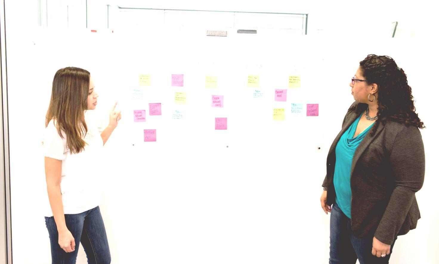 Equipo de klytharixyn trabajando en análisis presupuestario colaborativo